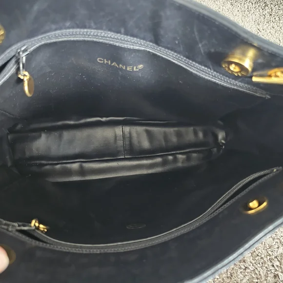 CHANEL Vintage Black Quilted Leather Shoulder Bag - Picture 5 of 16